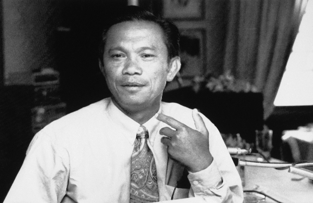 Cambodian photojournalist Dith Pran talks to a reporter after a press conference at the Foreign Correspondent Club of Thailand in Bangkok, Aug. 25, 1989, after getting back from Cambodia. (AP Photo)